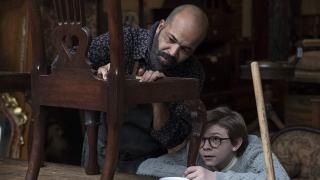 Saka Kuşu Filmi: Hobie ve genç Theo antika sandalyeyi inceliyor