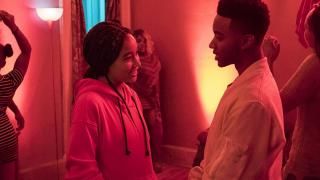 The Hate U Give Movie: Starr taler med Khalil på en fest