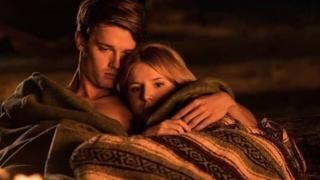 Film o północy: Charlie i Katie obejmują się