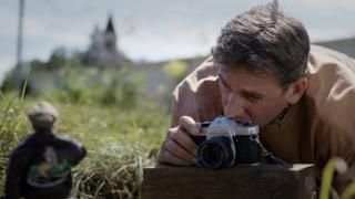 Willkommen bei Marwen Movie: Mark macht ein Foto von seiner Puppe Hogie