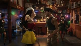 Willkommen bei Marwen Movie: Doll Nicol unterhält sich in einer Bar mit Hogie