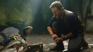 Jurassic World: langenud kuningriik Film: Owen Grady toidab dinosauruse last