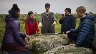 The Kid Who Would Be King Film: Merlin viser sine magiske kræfter til Kaye, Alex, Bedders og Lance