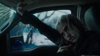 Impulse-serien: En teenagepige får armen løftet i en underlig, forvrænget position, mens hendes øjne ruller tilbage; bilen