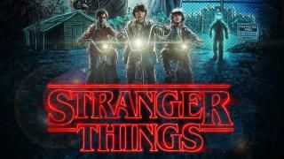 Tegneserieversjon av Stranger Things plakatbilde. Tre barn på sykkel.