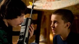 TV-show Stranger Things: Mike og Eleven bruker en walkie-talkie