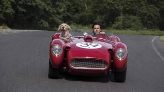 Movie of Racing in the Rain Movie: Denny juhib punast kabrioletti, mille esiistmel on Enzo