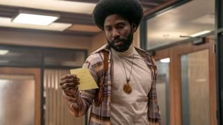 BlacKkKlansman Film: Detektiiv Ron Stallworth kontrollib oma märkmeid