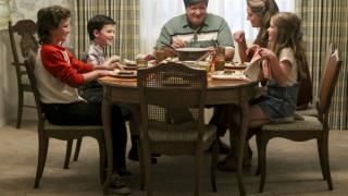 Serie de televisión Young Sheldon: Una familia con una mamá, un papá, una hermana y dos hermanos, se sienta alrededor de la mesa del comedor; ellos