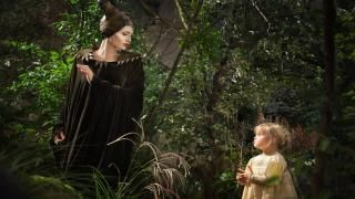 Filme Malévola: Malévola com a jovem Aurora na floresta