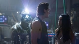 A.X.L. Film: Miles und Sara sprechen mit A.X.L. im Hintergrund