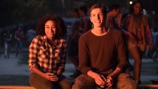 Film Najtemnejšie mysle: Ruby a Liam sedia pri ohni
