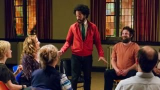 People of Earth TV: Ozzie bir grupla konuşuyor