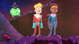 Serie de TV Final Space: Un hombre y una mujer con uniformes espaciales se paran junto a una cabeza verde flotante en un paisaje púrpura de otro mundo en esta escena animada.