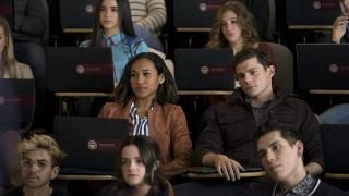Pretty Little Liars: The Perfectionists TV Series: Caitlin, Ava e Nolan sentam-se juntas na aula