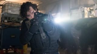 Gece Avcısı Filmi: Marshall elinde tüfekle