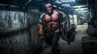 Hellboy (2019) Filme: Hellboy corre por um corredor escuro
