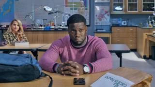 Night School Movie: Teddy sitzt an seinem Schreibtisch für den Abendunterricht