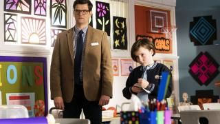 O programa de TV InBESTigators: O diretor McGillick fica ao lado de Maudie enquanto ela interroga colegas de classe e faz anotações sobre o dinheiro perdido na venda de bolos.