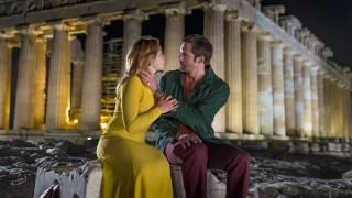 Tv-serien The Little Drummer Girl: Charlie (Florence Pugh) og Becker (Alexander Skarsgard)