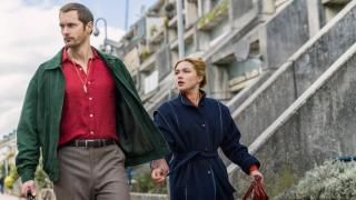 The Little Drummer Girl TV Series: Becker griber Charlie ved håndleddet