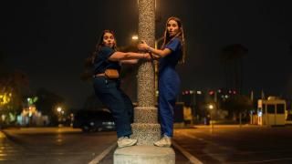 Booksmart Movie: Amy og Molly klamrer sig til en lygtepæl om natten