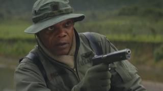 キングコング: S S S島の巨神映画: 銃を構えるパッカード中尉