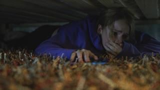 Филм за обратно броене: Джордан Харис се крие под леглото