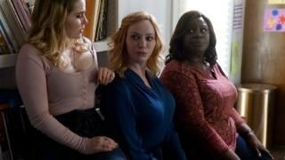 Телевизионен сериал „Добри момичета“: Три жени седят заедно пред рафт с албуми със записи и водят разговор, който изглежда разстройва.