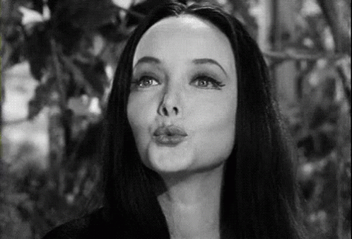Morticia Addams : une icône de sorcière digne de tous les éloges