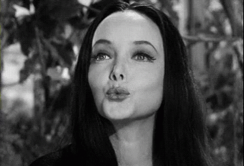 Morticia Addams: Ένα εικονίδιο μάγισσας που αξίζει κάθε έπαινο