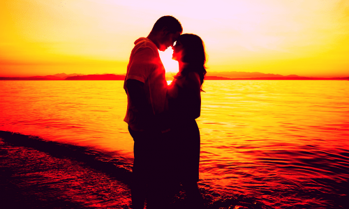 δίδυμη φλόγα αγάπη στην παραλία σε παθιασμένη ήλιο σιλουέτα