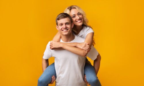 ευτυχισμένο ζευγάρι σε κίτρινο φόντο αφού έδειξε κάποιον συγκεκριμένο να ερωτευτεί