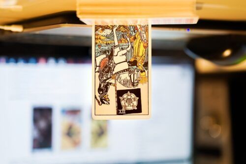 Defokuserede illustrative redaktionelle tarotkort.