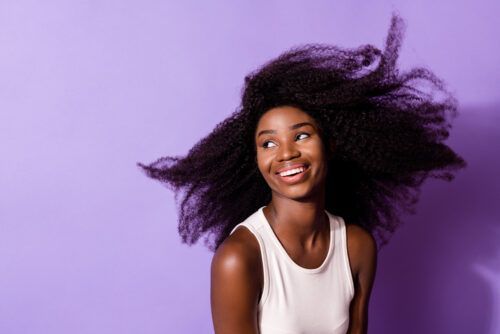 красива афро жена на лилав фон, проявявана с ангел номер 404