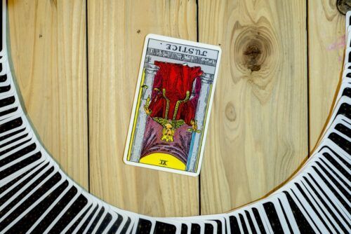 The Modern Witch Tarot Deck (مكتبة Tarot الحديثة)