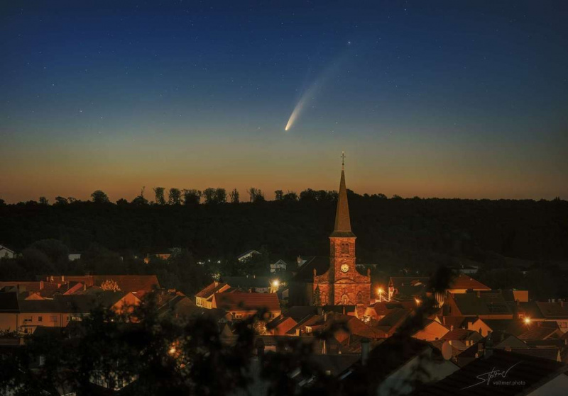 Kométa C/2020 F3 NEOWISE sa týči nad dedinou Spicheren, Francúzsko 7. júla 2020. Kredit: Dr. Sebastian Voltmer