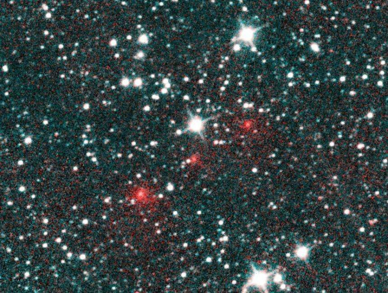 Композит от трите откривателни изображения на комета C/2020 F3 (NEOWISE), взети от космическия кораб NEOWISE на НАСА. Движението на кометата (червено) я отличава от фоновите звезди. Кредит: НАСА/JPL-Caltech