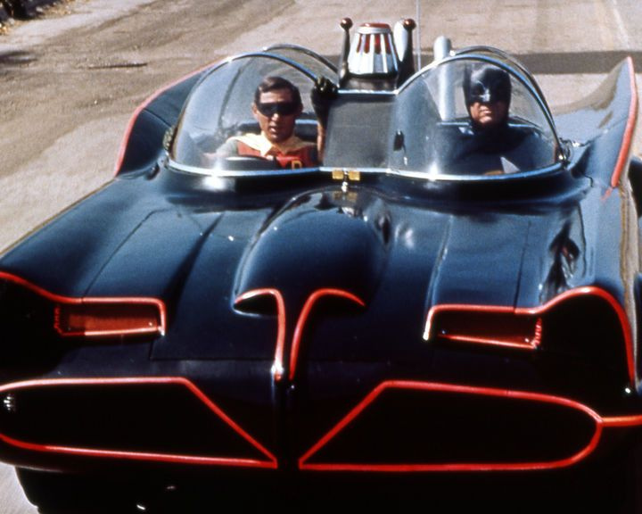 Tag en tur ned ad Batman -banen med historien om The Batmobile's årtiers designs
