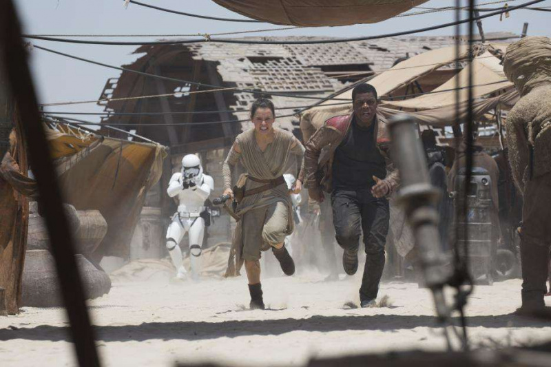Zvaigžņu kari: sākusies romantika starp Finnu un Reju bija jānoņem no filmas “The Force Awakens”