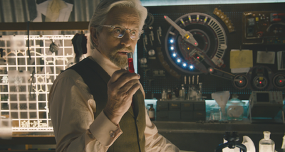 Hank Pym muestra su invento, la partícula Pym en Ant-Man.