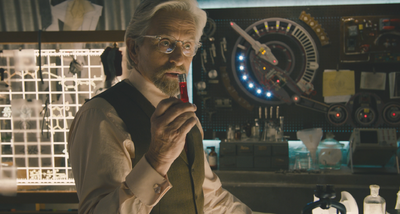 Hank Pym zeigt seine Erfindung, das Pym-Partikel in Ant-Man.