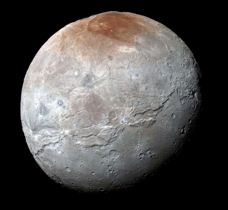 A bagunça confusa que é Caronte, a grande lua de Plutão. Crédito: NASA / JHUAPL / SwRI