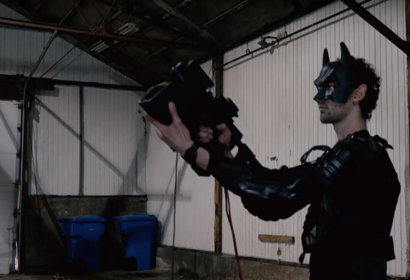 Неща, които обичаме: Този косплейър току -що направи пистолета за кука на Батман истински