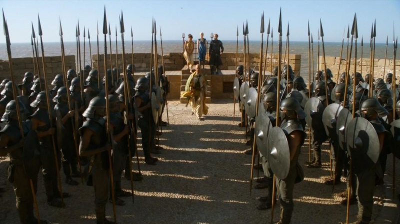 Триумфът на сезон 3 на Daenerys е замърсен с тъмно ново значение след „Камбаните“
