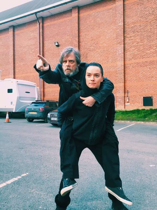 Dagens billede: Luke Skywalker træner Rey ... Yoda-stil