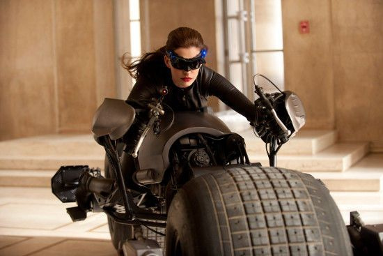 Pogled tedna: vodilni kostumi Catwoman Anne Hathaway
