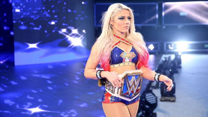 Cómo Harley Quinn, The Riddler y más inspiran a Alexa Bliss en su personaje de WWE