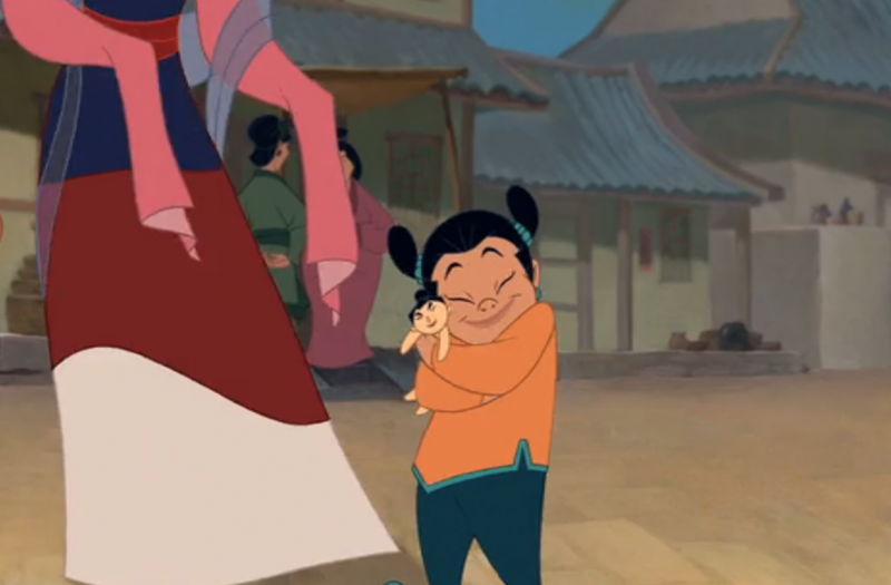 Mulan und kleines Mädchen im Dorf
