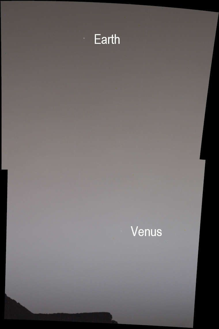 Rovnaký pohľad z rovera Curiosity na Marse, pričom si všimneme Zem (hore) a Venušu (dole). Kredit: NASA/JPL-Caltech/MSSS/SSI